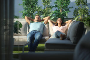 couple qui relaxe meuble extérieur patio