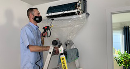 technicien nettoyage climatiseur mural